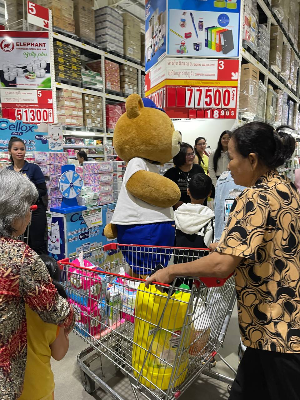 Da Houg Heng's trade team drives Cellox sales at Makro Cambodia